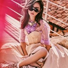 張?zhí)鞇?ài)時(shí)尚寫(xiě)真 衣著抹胸裙慵懶隨性展輕熟魅力