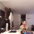 舒淇鬼马嘟嘴晒生活照 调侃助手：我后面有只猪！