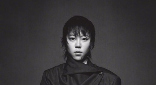 有頭發(fā)的童童!竇靖童黑白寫真酷帥有范兒氣場(chǎng)強(qiáng)