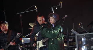 這位95后簡(jiǎn)直太酷了！光頭穿軍大衣在雪地嗨唱