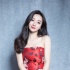 柳巖著紅色抹胸裙俏皮可愛(ài) 蜂腰美胸露迷人笑容