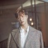 張藝興清新慵懶暖冬寫真 白衣黑褲演繹雅致撩人