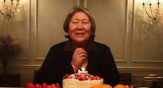 基因強(qiáng)大！竇靖童給奶奶慶生 終于知道童童像誰(shuí)啦