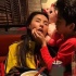 张柏芝累到吃饭睡着 儿子Lucas帮妈妈剔牙超暖心
