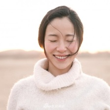 江一燕曝文藝旅拍大片 化身冬季沙漠的小太陽(yáng)