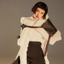 張?zhí)鞇?ài)短發(fā)配紅唇 眼神魅惑詮釋別樣干練性感
