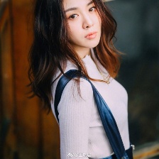 王曉晨曬自拍享受冬日暖陽(yáng) 變文藝少女露迷人甜笑