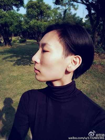 贺勋自拍显男人味