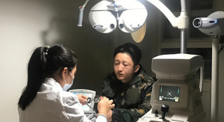 鄒市明出院左眼微腫惹心疼 昔日“拳王”略顯滄桑