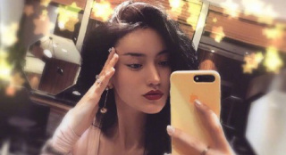 楊坤疑似戀情曝光 相差21歲小女友身材性感妖嬈