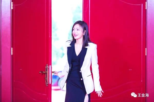 秦岚相声首秀怼郭德纲 亲自包水饺被赞接地气