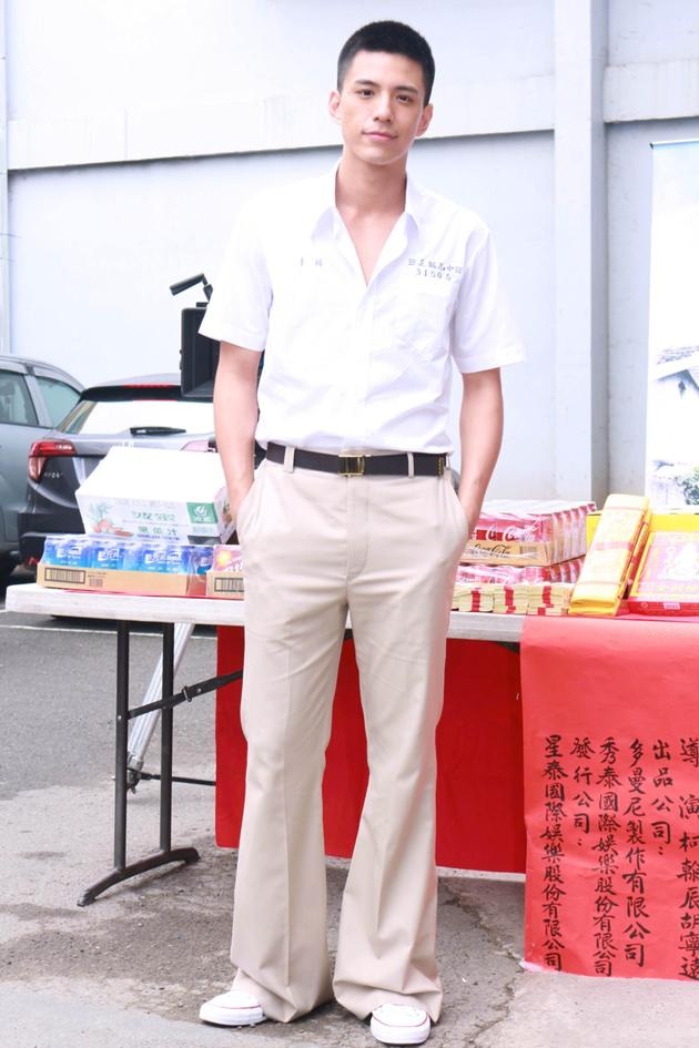 《斗鱼》电影版开镜毛弟挨拳 演大反派揣摩狠