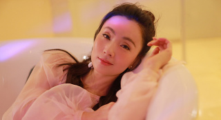 陶虹寫真盡顯女人味 粉色紗裙搭配丸子頭可愛十足
