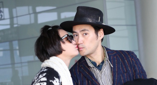 袁弘張歆藝機場擁吻，隨后二姐就丟卡包和身份證