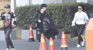 鄒市明狂奔機(jī)場(chǎng)眼疾似好轉(zhuǎn) 冉瑩穎小腹凸起疑懷孕