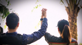 張智霖袁詠儀曬甜蜜牽手合照  慶祝結(jié)婚17周年