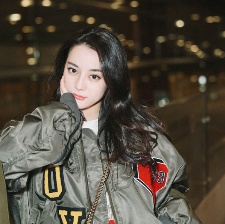 迪麗熱巴赴米蘭秋冬時(shí)裝周 時(shí)髦小仙女可萌可甜