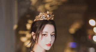 迪麗熱巴亮相米蘭時(shí)裝周 黑裙女王優(yōu)雅皇冠吸睛