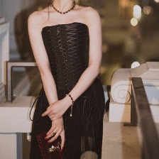 迪麗熱巴亮相米蘭時(shí)裝周 黑裙女王優(yōu)雅皇冠吸睛