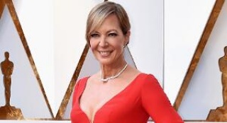 艾莉森·珍妮霸氣亮相紅毯 身著紅色戰(zhàn)袍氣場強大