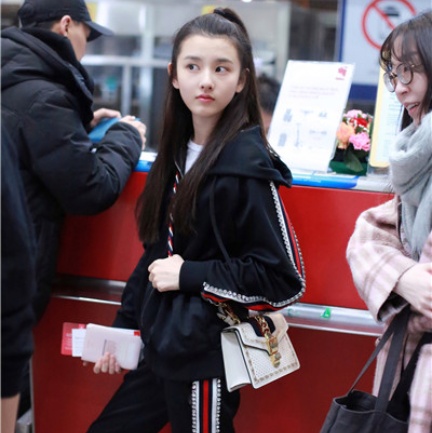 宋祖儿机场变身运动少女 半扎马尾少女感满屏