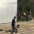 电影《刺杀小说家》片场照 张震和春夏动作亲昵