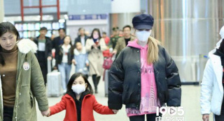 李小璐攜女現(xiàn)身機場 紅衣甜馨乖巧可愛緊牽媽媽手