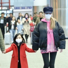 李小璐攜女現(xiàn)身機(jī)場(chǎng) 紅衣甜馨乖巧可愛緊牽媽媽手