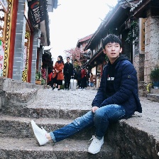 董子健麗江曬游客照 被嫌棄：“大媽拍照方式”