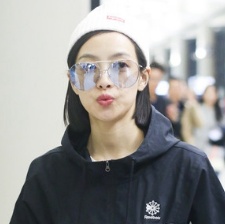 “小迷糊”宋茜机场上线 一不小心就成了奶宝宝