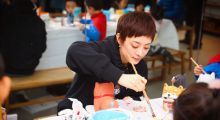 孙俪领养活动与萌娃玩手绘 新书有望今年面世