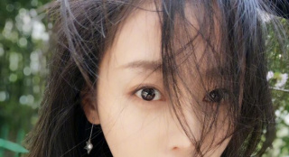 张天爱晒“踏春”美照 置身花海清新感十足