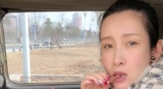 秦海璐接地气边吃鸡边追剧 与新剧角色反差萌