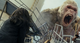 《狂暴巨獸》預(yù)售開啟 巨石強森面對暴走怪獸