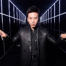 鄧超現(xiàn)身時尚派對 一身黑衣率性灑脫不忘搞怪