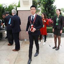 佟大为再次亮相博鳌论坛 “老干部”保温杯不离手