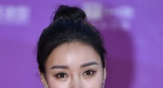 柳巖一襲抹胸黑禮裙亮相紅毯 傲人上圍羨煞眾人
