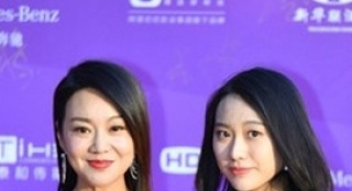《我是你媽》劇組亮相紅毯 閆妮黑色吊帶盡顯優(yōu)雅