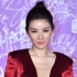 黄奕身穿酒红色缎面贴身裙 不受婚姻失败影响