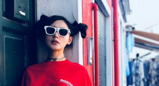 “太子妃”张天爱晒初春写真 红色上衣俏皮感爆棚