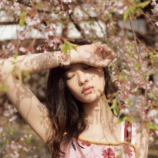 倪妮再登《時(shí)尚芭莎》 叼花漫步京都街頭明媚動(dòng)人