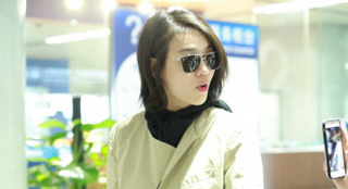 马思纯现身机场穿搭老气 获小猪佩奇爱不释手