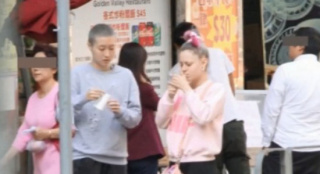 失蹤半年"小龍女"現(xiàn)身加拿大 流落街頭求助找爸爸
