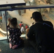 爸爸力MAX！感性鄧超上線 手受傷仍穩(wěn)抱小花妹妹