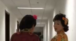 社会人秦海璐小陶虹浓妆艳抹演坏人 扭一扭更可爱