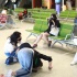 郭敬明現(xiàn)身機(jī)場(chǎng)被“跪拜” 粉絲為偶像操碎了心