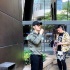 黄晓明小海绵出游被偶遇 坐路边台阶玩手机接地气