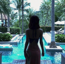 趙麗穎罕見曬性感美照 海邊度假大秀“蛇精腰”