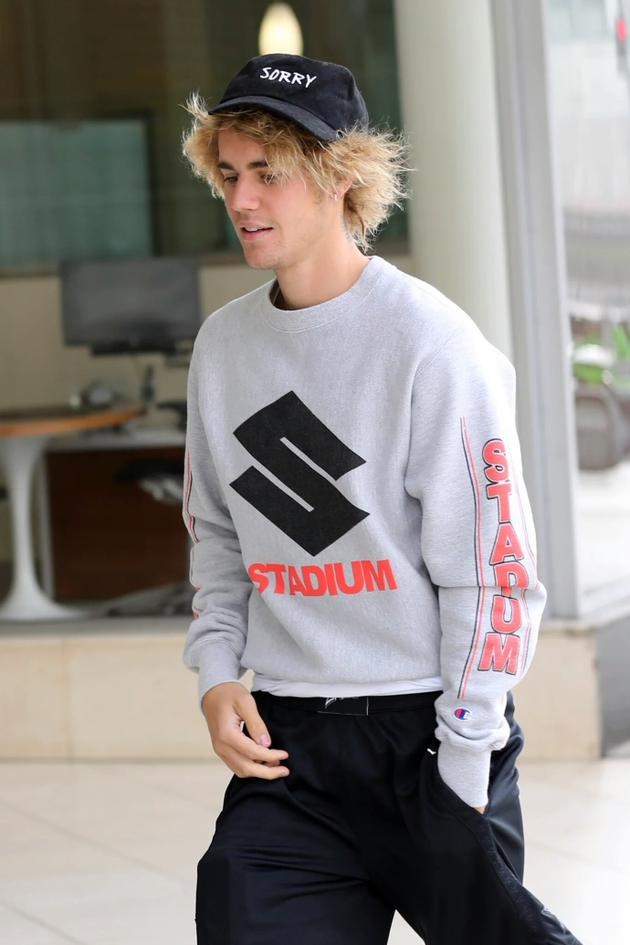 justin bieber拒剪短发:我要把头发留到脚趾那里