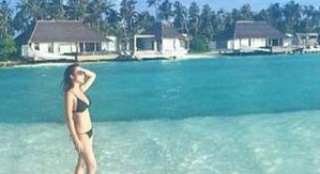 梁家輝大女兒曬性感照 穿比基尼海灘漫步秀身材